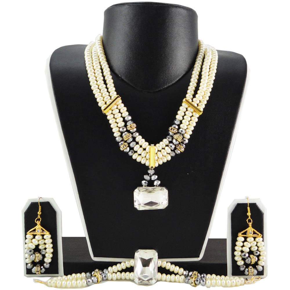 Cream Pearl Set With Diamond Pendant