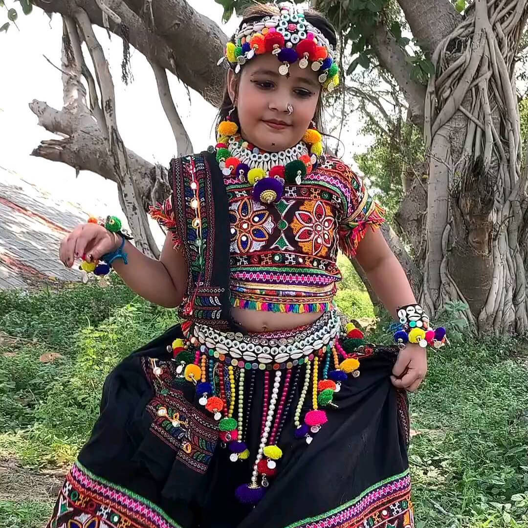 10 year kid wearing navratri jewelry and chaniya choli
