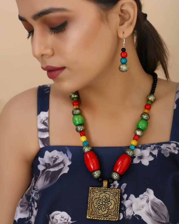 Women/Girl wearing wooden beads necklace